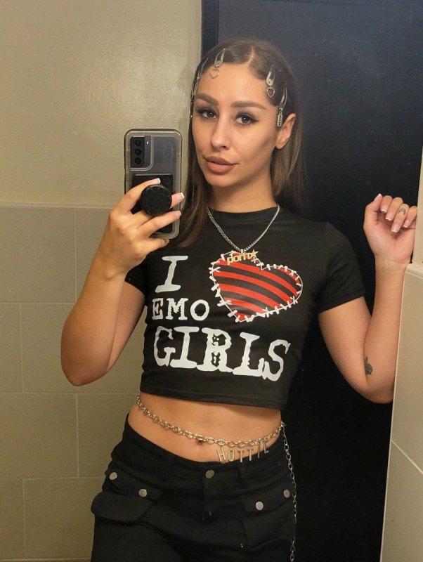 Am look good fresh and also looks for a handsome man to take care of my body